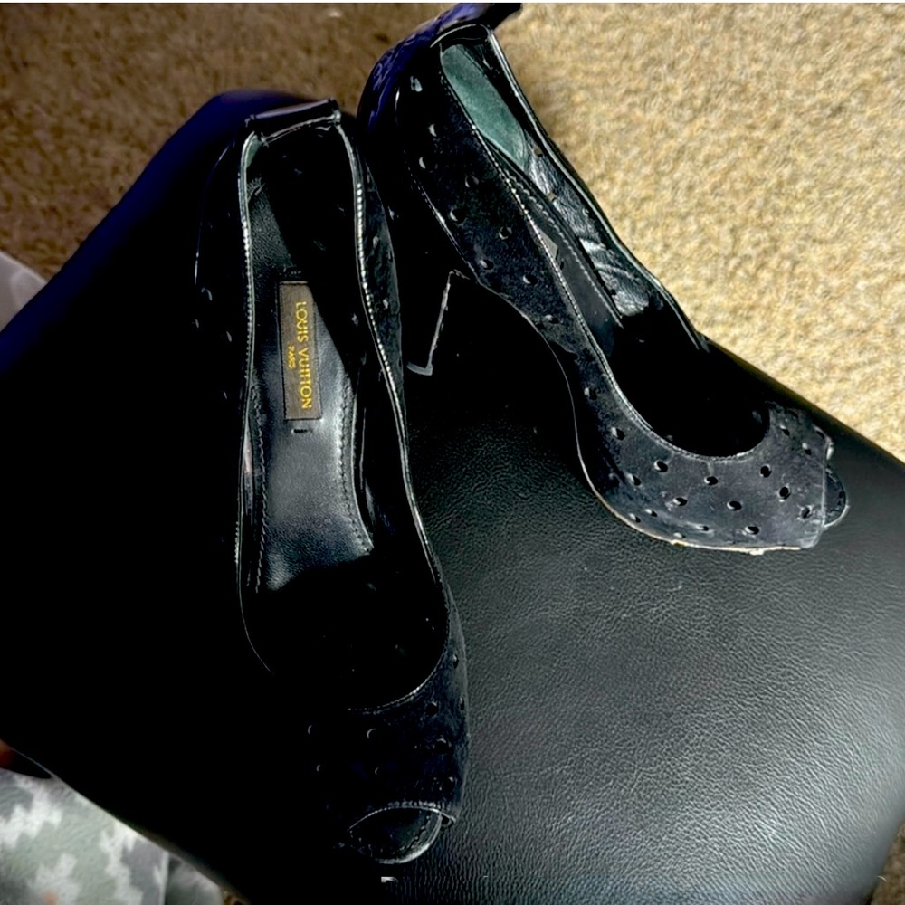 Black Louis Vuitton peep toe 👠👠 Suede. Size “35.5”(~7🇺🇸). Good Condition.